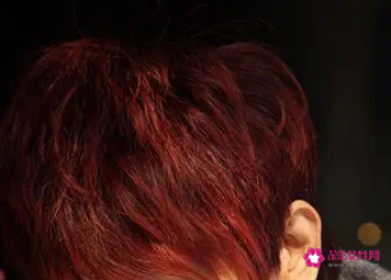 酒红色头发(男生染酒红色头发好看吗)