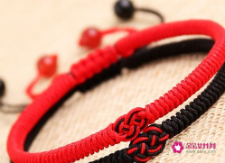红绳和黑绳有什么说法(手上戴的红绳和黑绳代表什么)