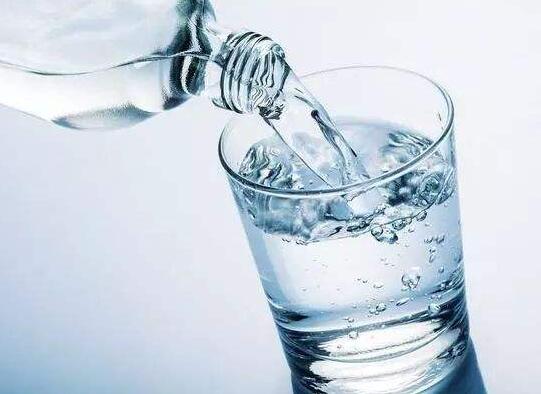 每天应该喝多少水才可以减肥(每天喝几杯水能减肥)