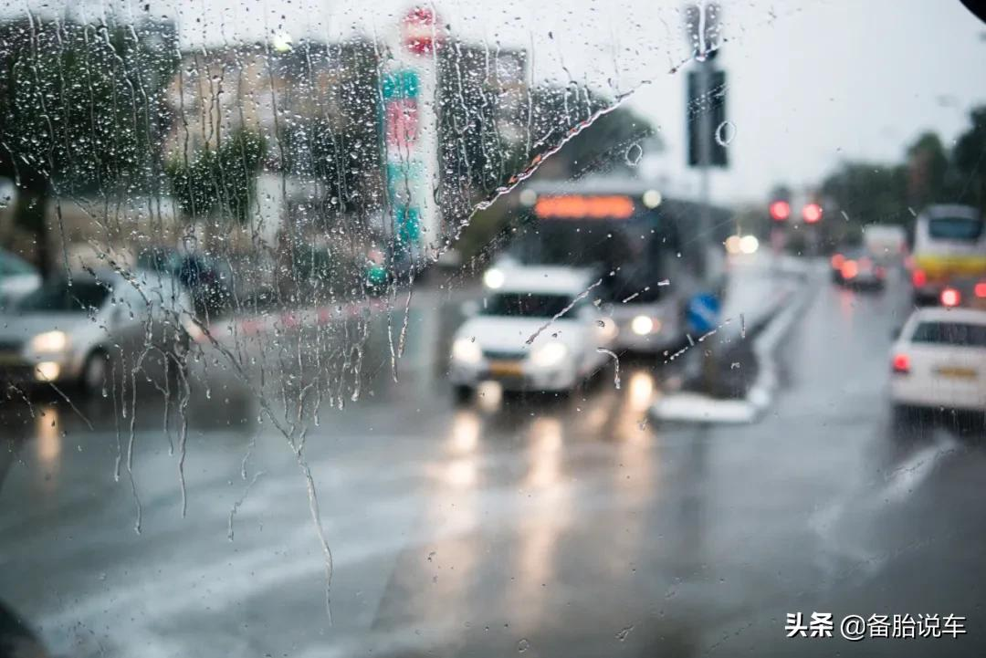 雨刮器多久换一次比较好(雨刮器多久换一次)