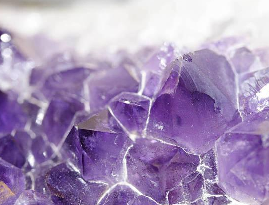 紫水晶作用与功效禁忌(紫水晶的作用和功效与禁忌)